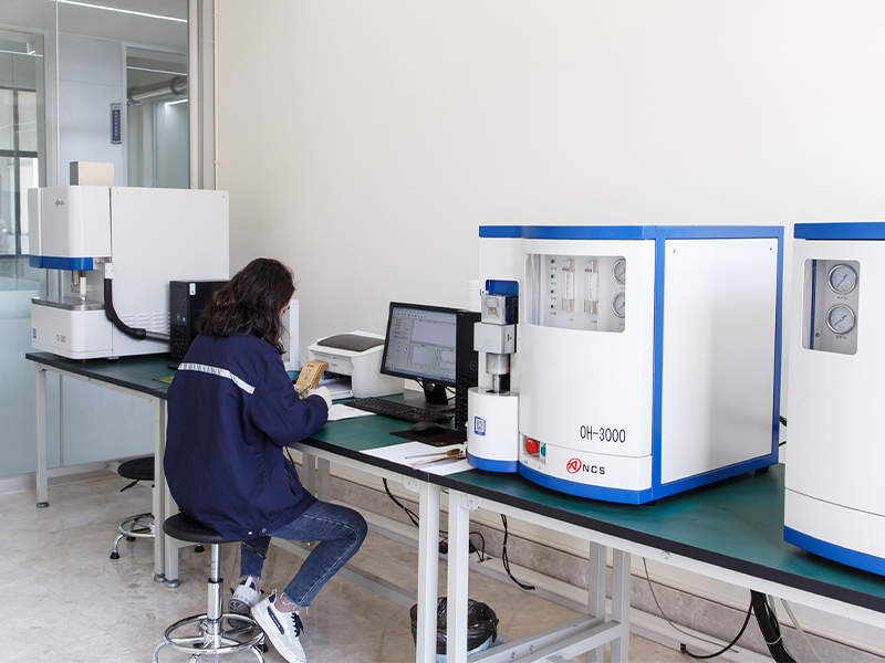 Analysator for hydrogen, oksygen, karbon og svovel